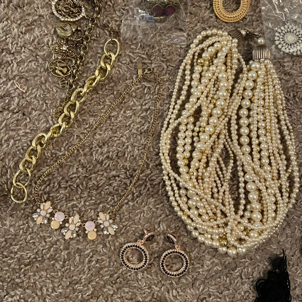 Jewelry Lot. Over 2Ibs. Wearable. Necklaces/Bracelets/Earrings/3 New Rings. - Picture 3 of 9